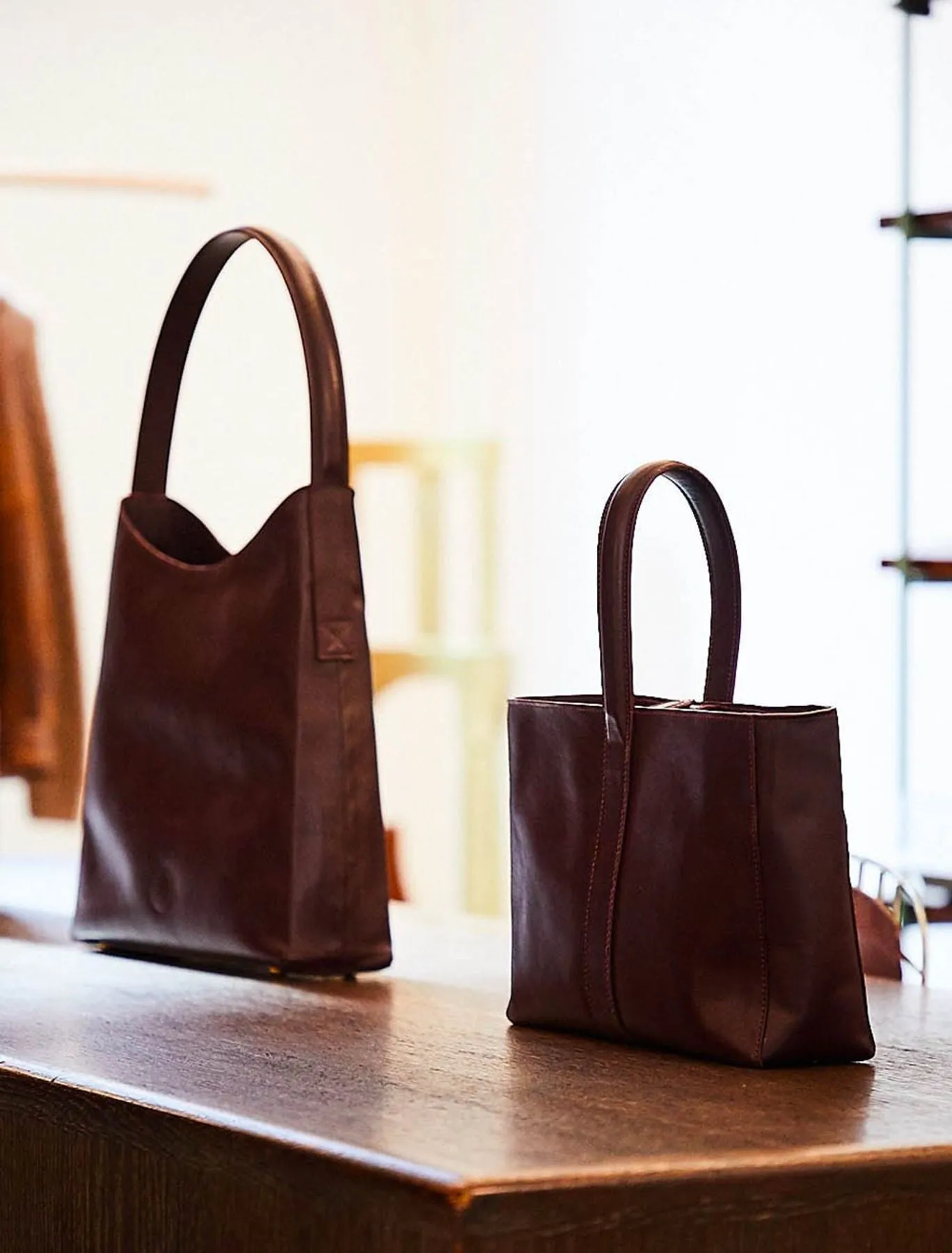 Léonore small leather shopping bag burgundy