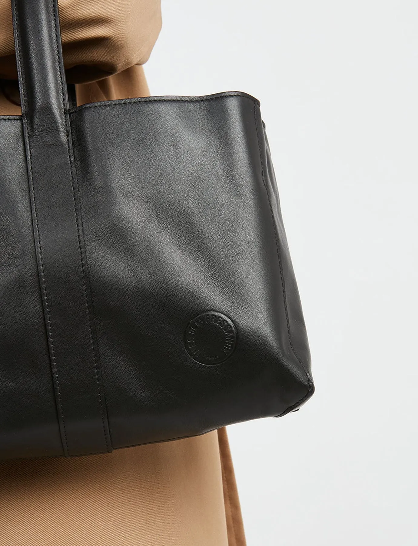 Léonore small leather tote bag, black