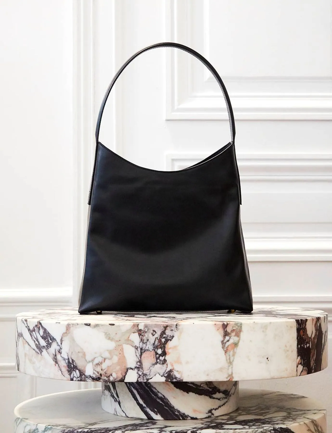 Léonore tote bag size M in black leather